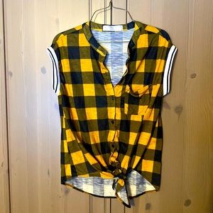 Cute button down tank top that ties at bottom